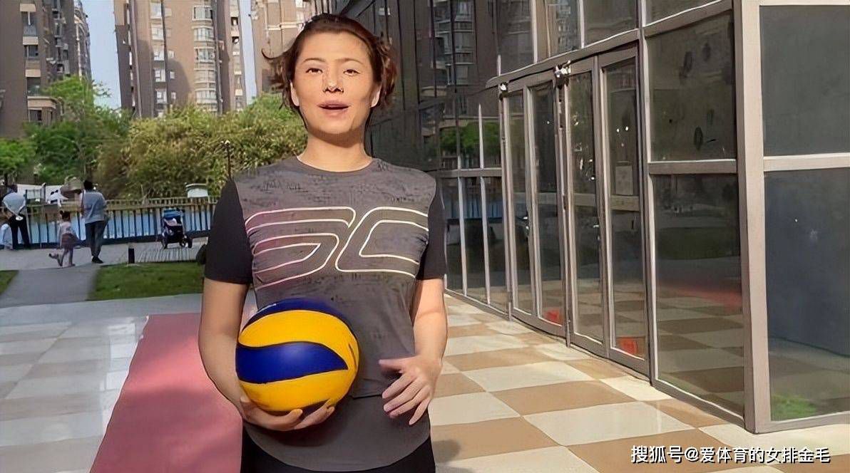 由金牌编剧董润年导演并编剧，黄渤、王珞丹、谭卓、白客、黄璐、宋春丽、文淇领衔主演，丁溪鹤、李嘉琪、吕星辰主演，焦俊艳、李倩、李诞、王菊友情出演，黄觉特别出演的现实主义爱情话题大片《被光抓走的人》将于12月13日上映，并于近日发布;李诞版特辑
